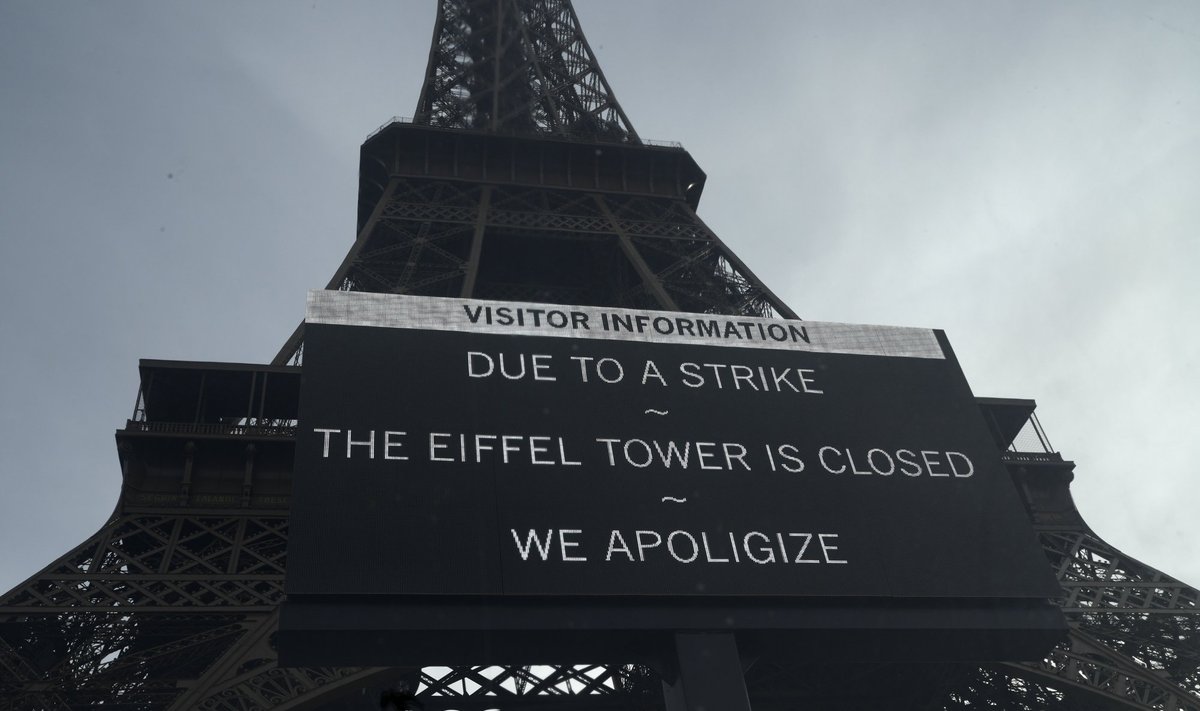Teadetetahvel Eiffeli torni juures