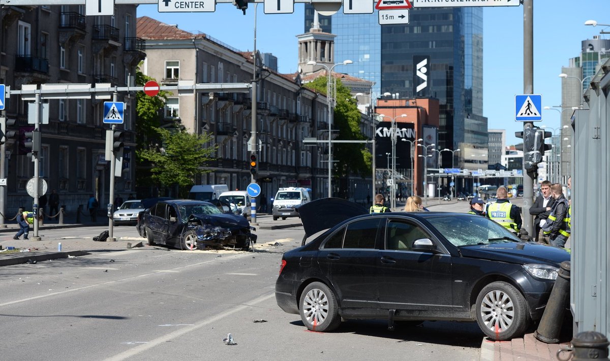 Hiljutises Tallinna õnnetuses sai vigastada 14 inimest. Mercedesele otsa sõitnud BMW juhi organismist leiti alkoholi tarvitamise jälgi. Kas vastutama peaksid ka kaassõitjad?