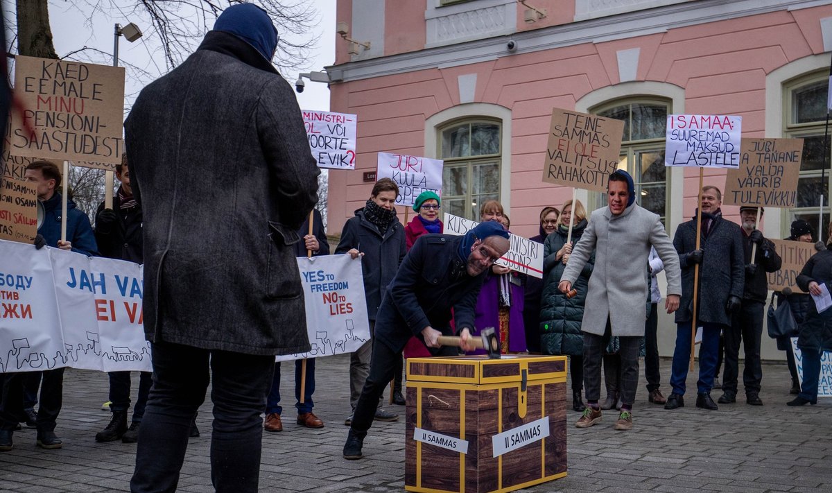 Riigikogu hoone ees lõhkusid Jüri Ratase ja Helir-Valdor Seederi maski kandvad meeleavaldajad II samba rahakirstu.
