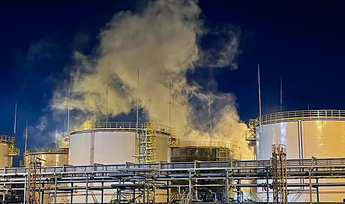 Naftatöötlemistehase põlengust tõusnud suits Krasnodari piirkonnas.