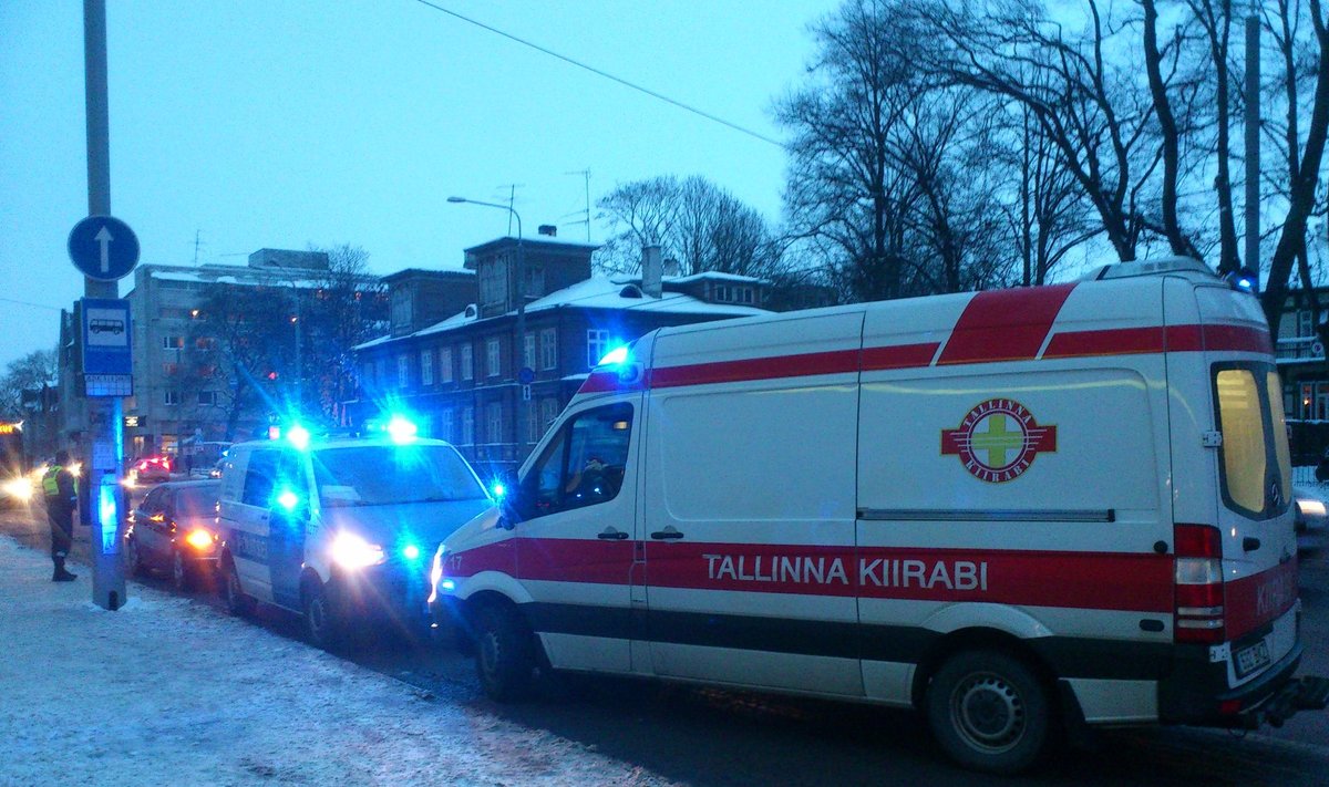 Politsei ja kiirabi Narva maanteel