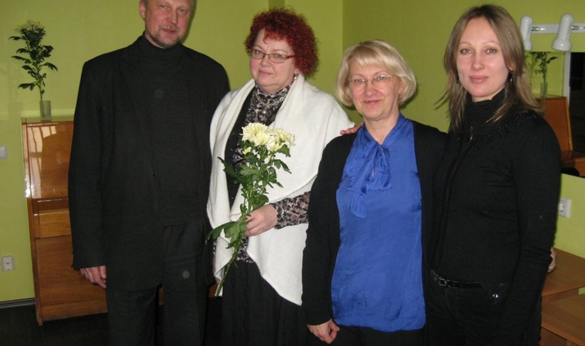 Magistrandid õppejõudude vahel – vasakult Neeme Punder, Marju Mäe, Marika Kapp ja Liina Lill. Foto: Maret Tomson