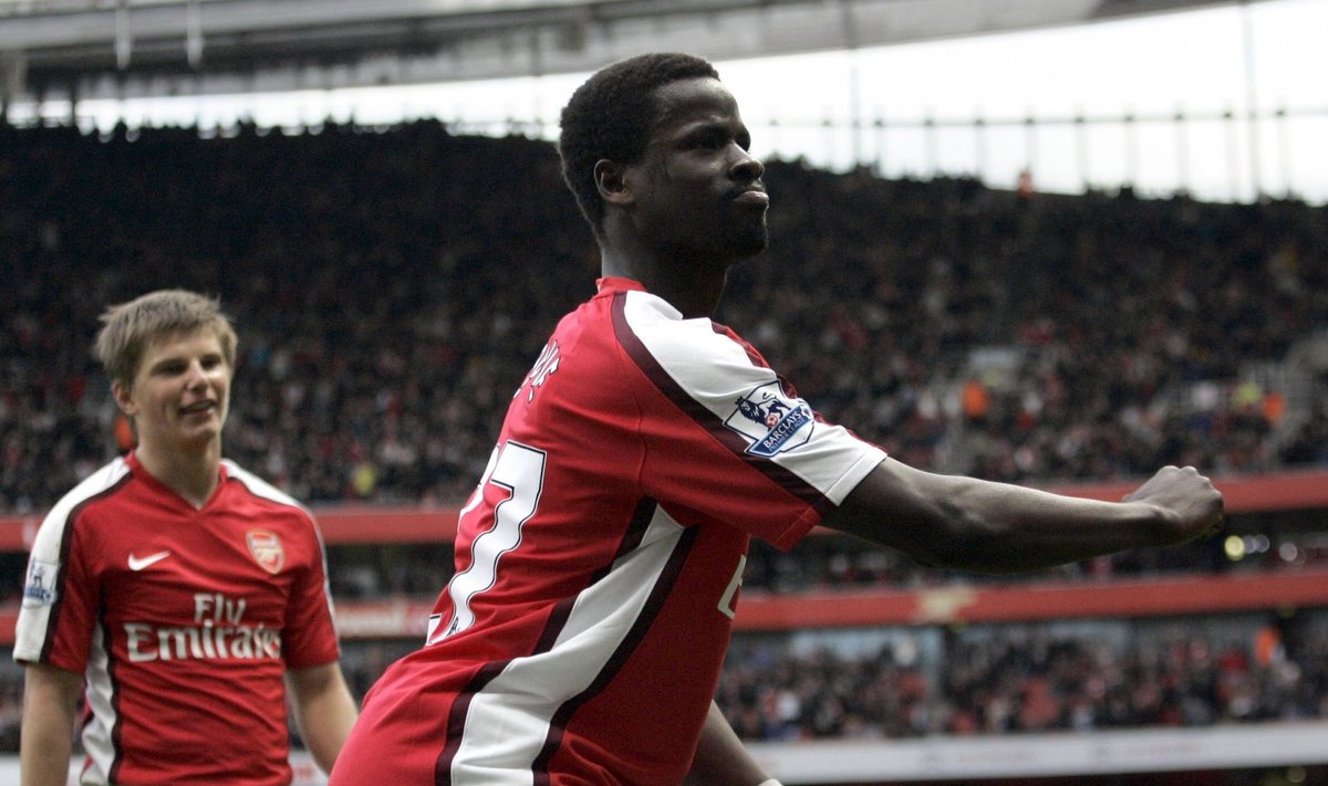 Emmanuel Eboue Londoni Arsenali särgis.