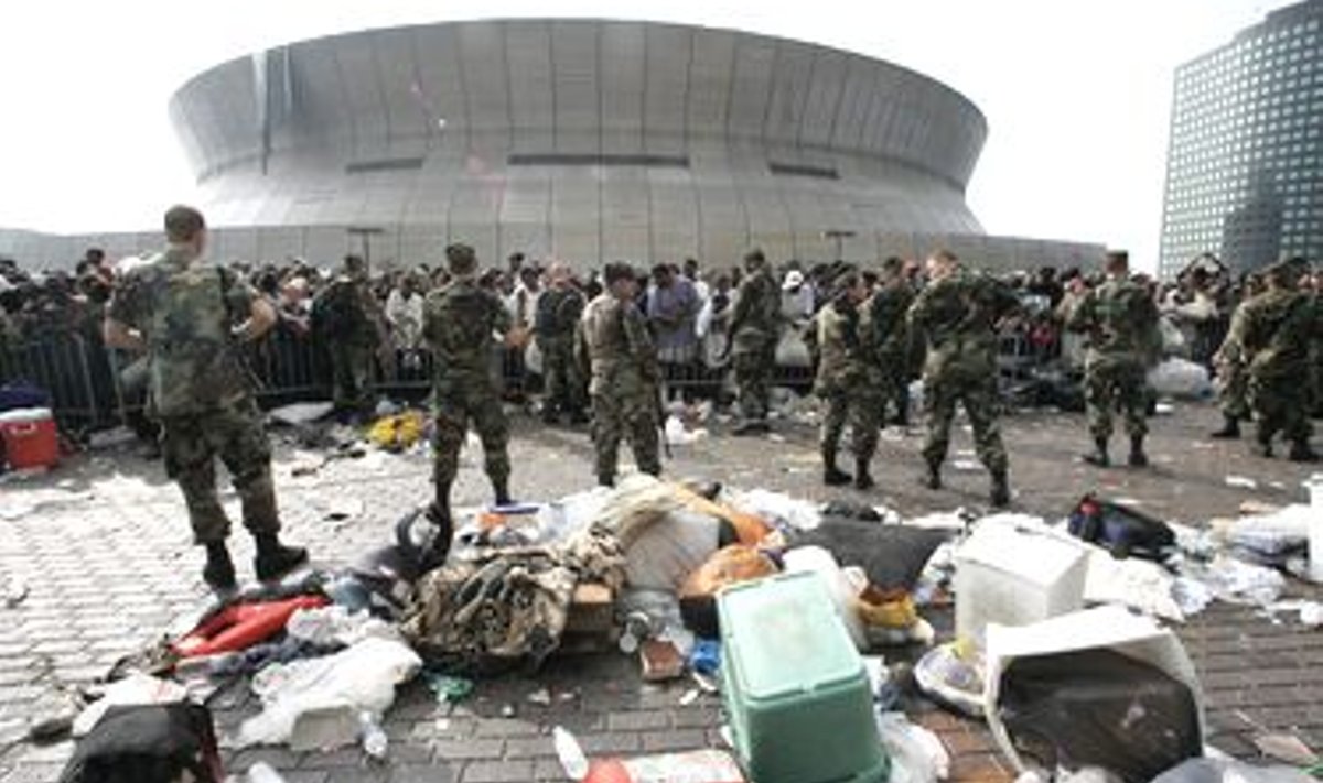 Rahvuskaar turvab evakueerimist ootavaid inimesi New Orleansi Superdome juures