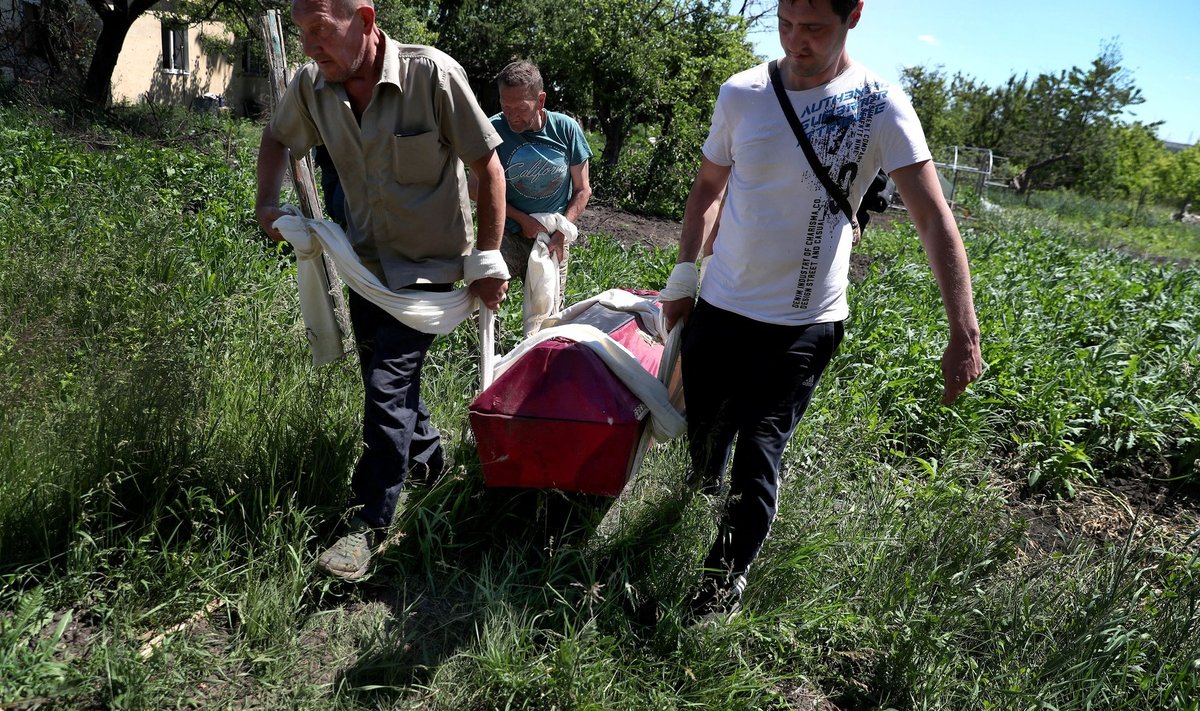 Похороны погибшей в ходе обстрела женщины в Харьковской области