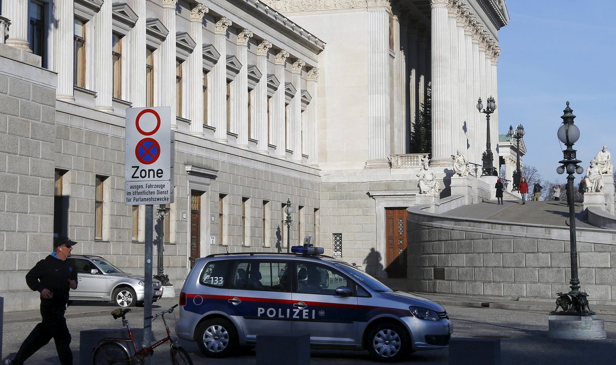 Politseiauto Austria parlamendihoone ees Viinis