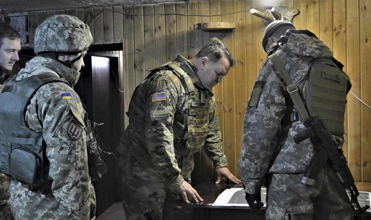 Ukraina ohvitserid näitavad USA sõjaväeatašeele kolonel Brandon Presleyle konfliktipiirkonna kaarti, 19. nov