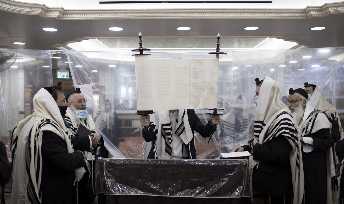 Näomaskidega ultraortodokssed juudid möödunud nädalal Jeruusalemma sünagoogis hommikupalvusel
