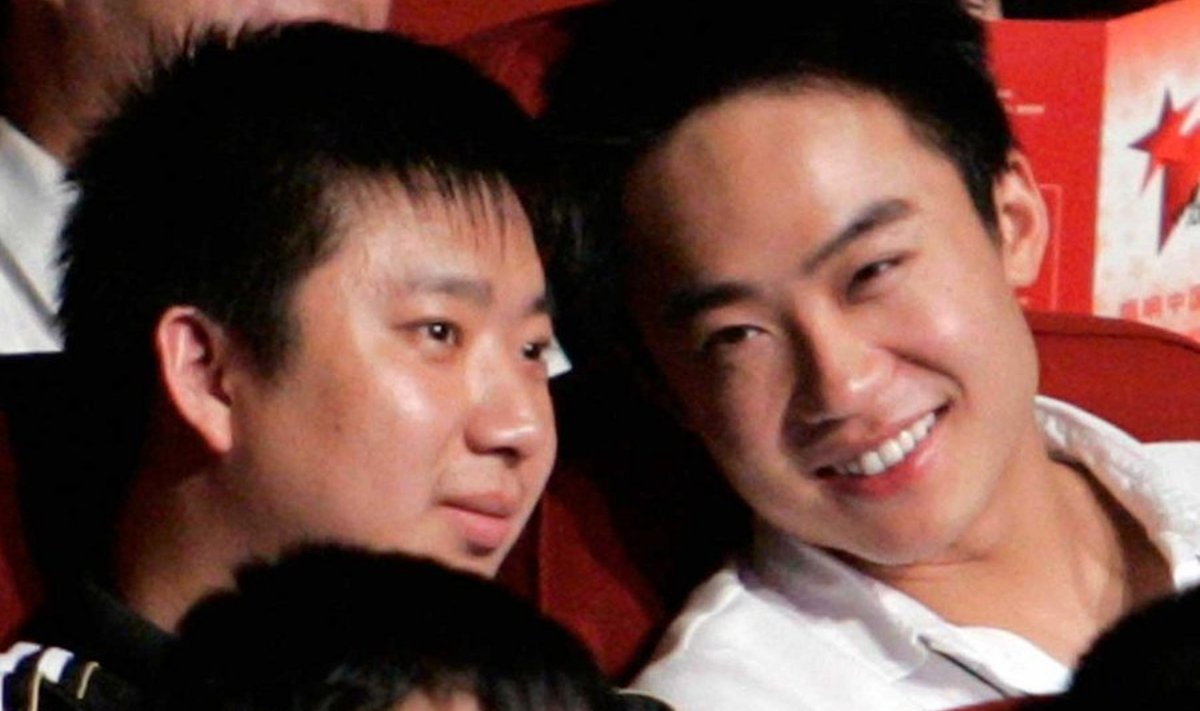 Parteibossi poeg Bo Guagua (paremal) kuulab kodumaal patriootilist kontserti. 