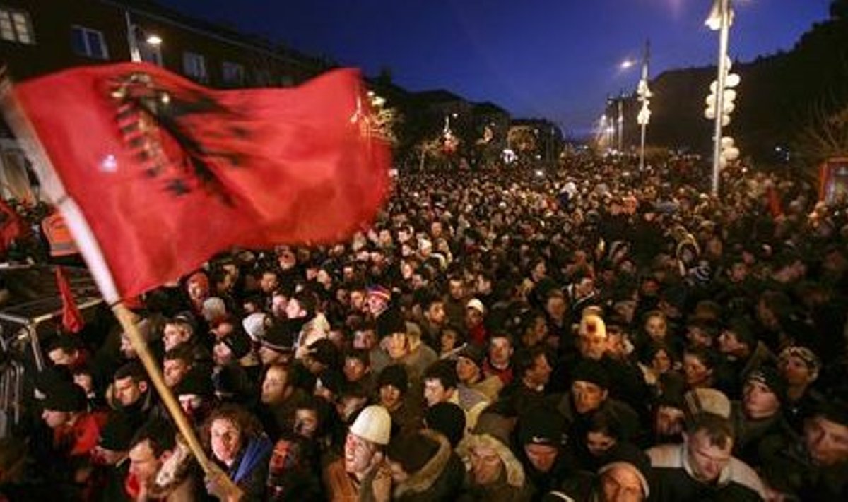 Kosovolased iseseisvumist tervitamas.