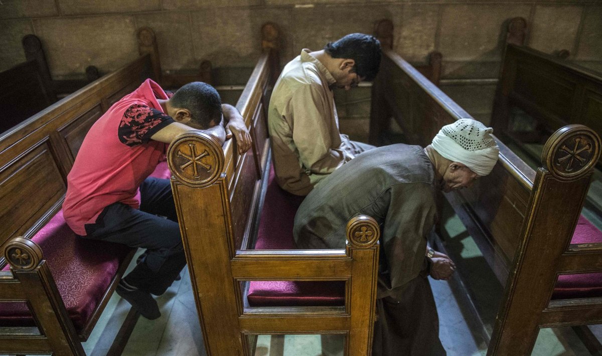 Hukkunute lähedased palvetavad pühapäeval Kairos kopti kirikus