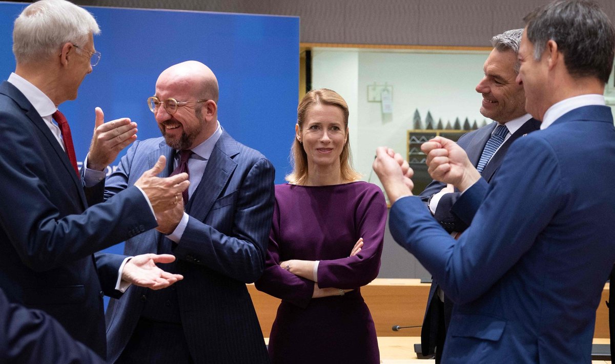 Eesti peaminister Kaja Kallas, Läti peaminister Krišjānis Kariņš, Euroopa Ülemkogu eesistuja Charles Michel, Austria liidukantsler Karl Nehammer ja Belgia peaminister Alexander De Croo 21. oktoobril 2022 Brüsselis Euroopa Ülemkogul