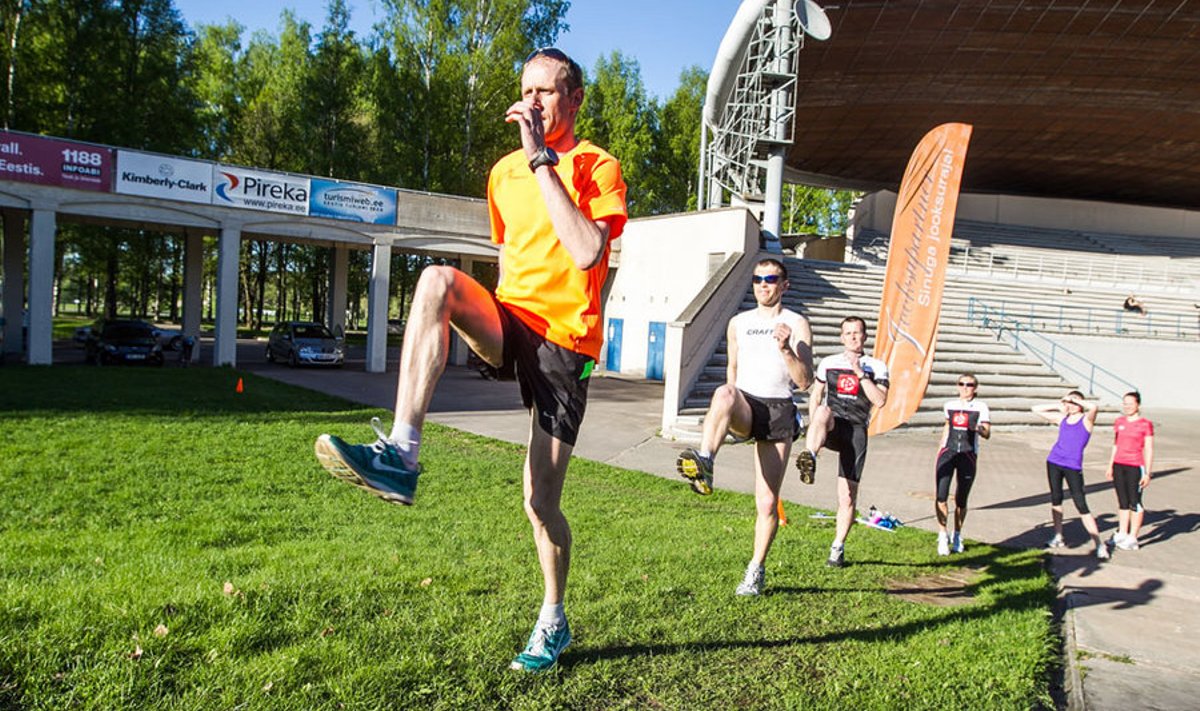 Jooksutrenn pole lihtsalt jooksmine, treener Margus Pirksaar (oranžis) soovitab ka venitusi ja muid harjutusi. 