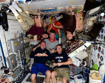 Ülespidi või pea alaspidi? 42. ekspeditsiooni astronaudid nautimas Rahvusvahelises kosmosejaamas 2014. aasta tänupühade lõunat. Foto: ESA/NASA 