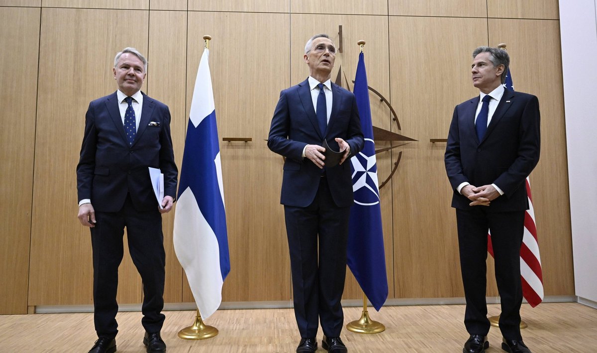 Soome välisminister Pekka Haavisto, NATO peasekretär Jens Stoltenberg ja USA välisminister Anthony Blinken ühinemisleppe allakirjutamisel NATO peakorteris Brüsselis. Foto tehtud 4. aprillil 2023.