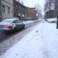 Ettevaatust! Jääkamakad teel ja katuselt langev lumi on tekitanud palju sõidukikahjusid
