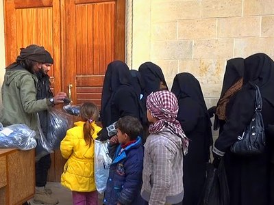 BÜROKRAATIA TÖÖTAB: Mosuli elanikele jagatakse ISISe ametliku infoga cd-plaate.