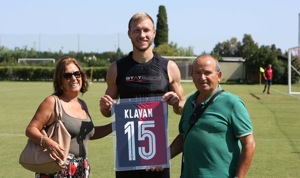 Ragnar Klavan Cagliari Calcio värvides.