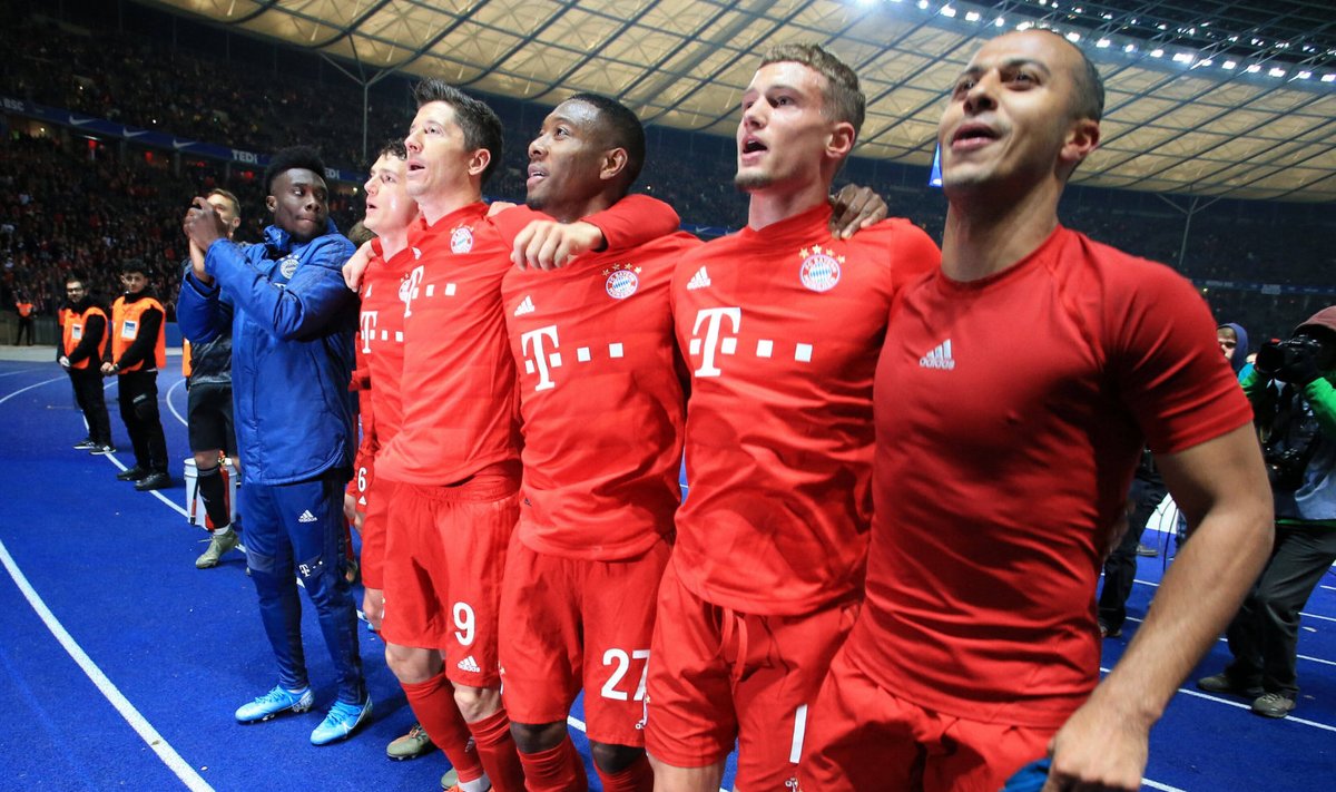 Müncheni Bayerni mängijad võitu tähistamas