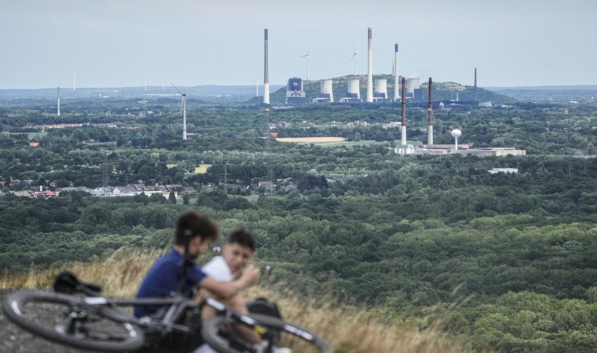 Poisid istuvad Saksamaal Bottropis asuva endise Prosper-Hanieli kivisöekaevanduse aherainemäe otsas. Taamal paistab Uniperi söeelektrijaam. Just viimastes on elektri tootmine märgatavalt vähenenud.