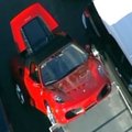 VIDEO: Tuliuus Ferrari tarniti tellijale tagumikul seistes