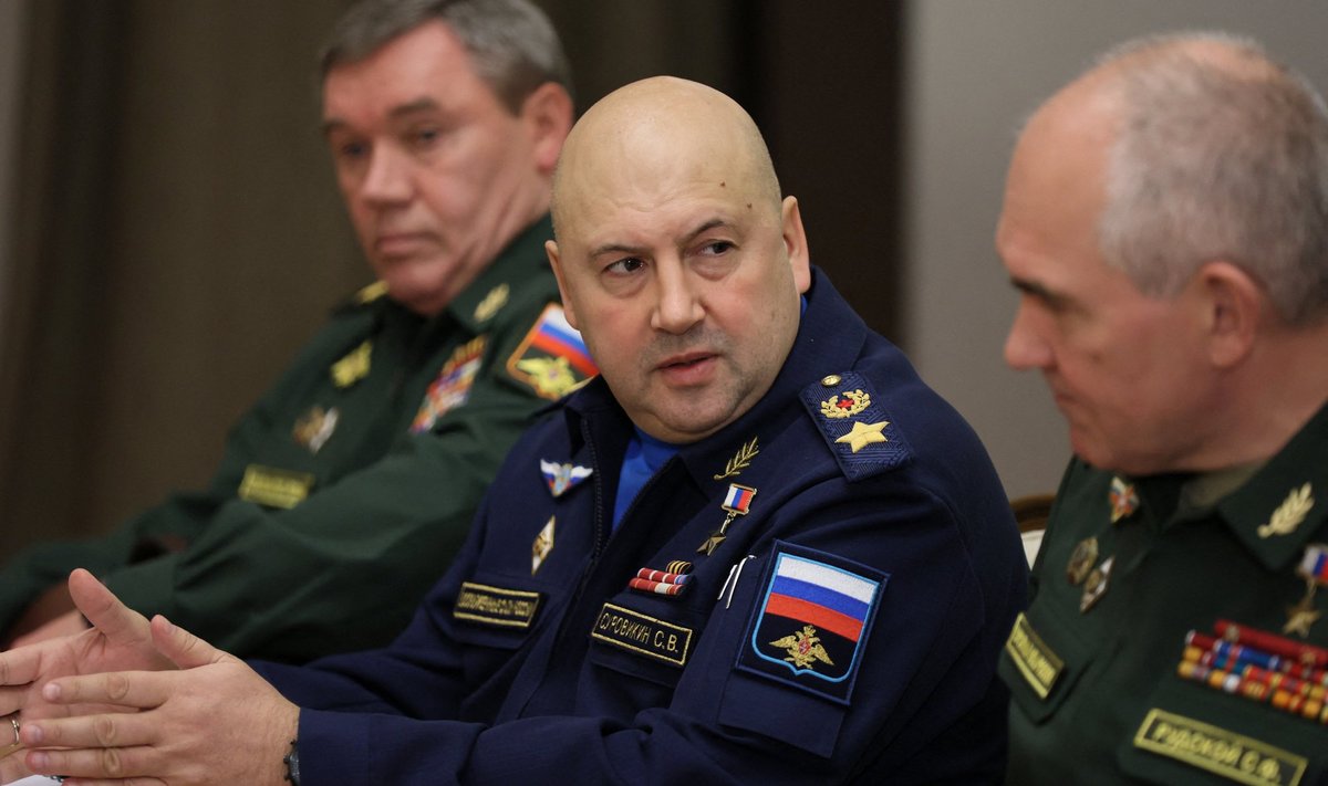 Sergei Surovikin (keskel õhujõudude mundris) ei suutnud Putini ootusi täita ja tagandati üldkomandör Valeri Gerassimovi (vasakul) asetäitjaks. Foto on tehtud novembris 2021.