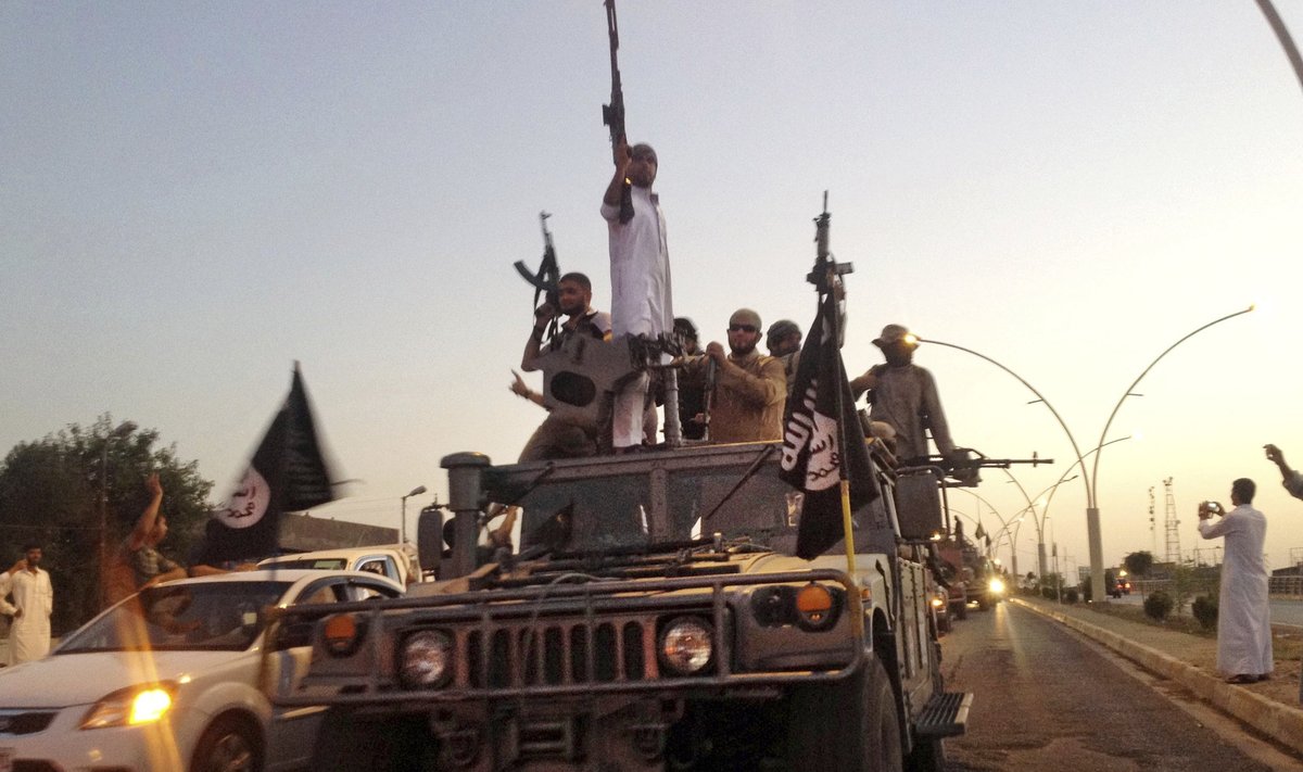 JUUNI 2014: ISISe võitlejad tähistavad Iraagi sõjaväelt ära võetud džiibis.