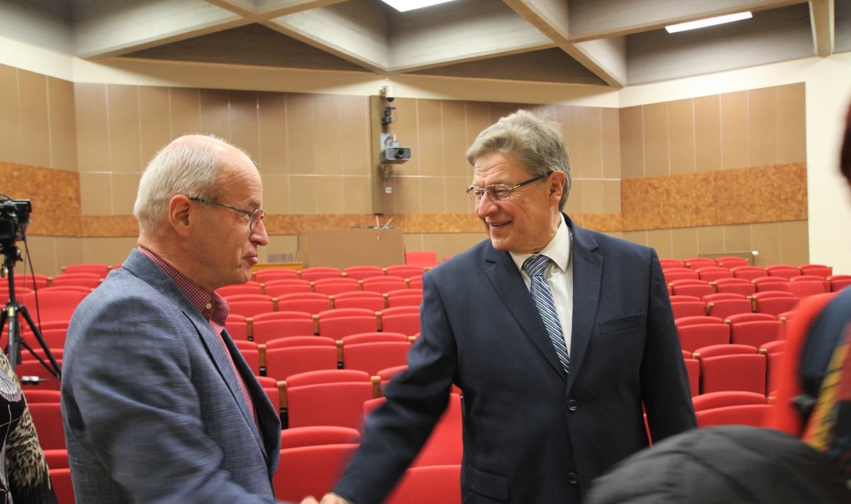 Mait Klaassen (paremal) valiti taaskord maaülikooli rektoriks