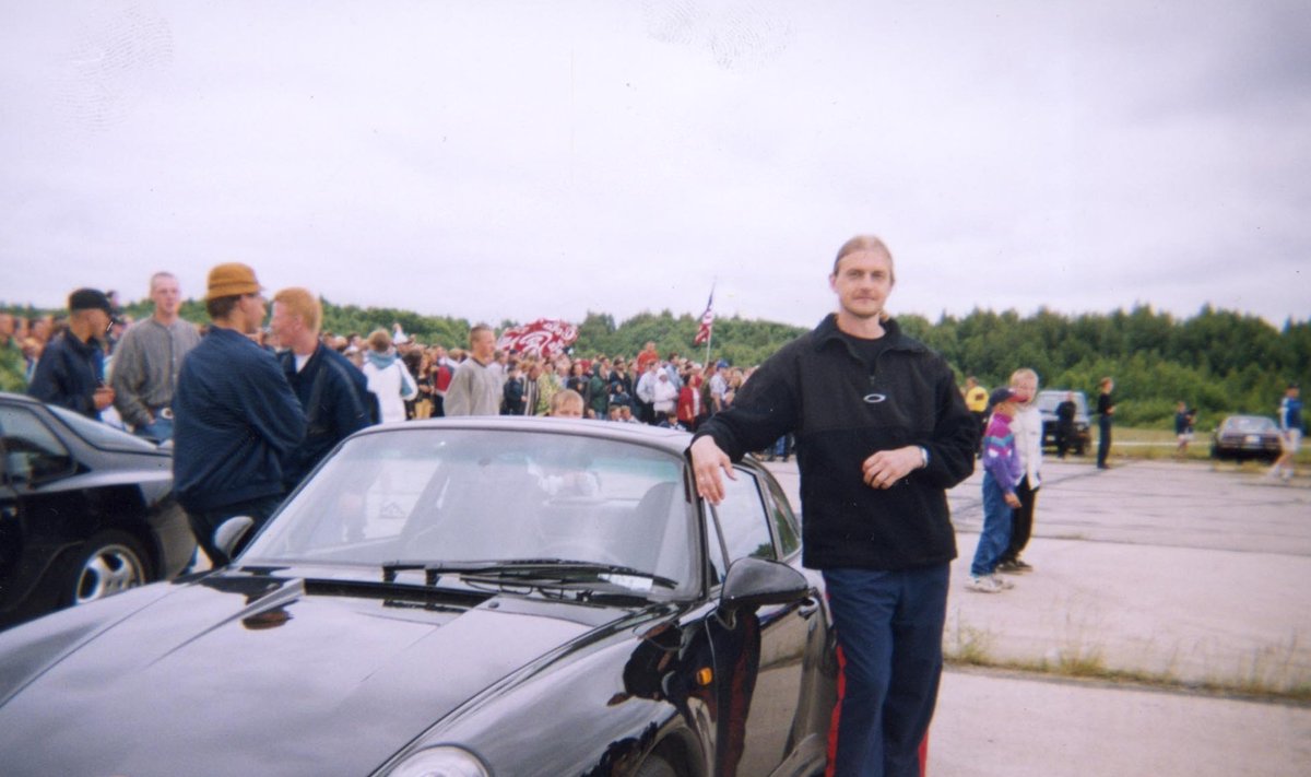 Aivar Linnamäe 1999. aastal Porschega autode kiirendusvõistlusel. Muid fotosid temast pole.