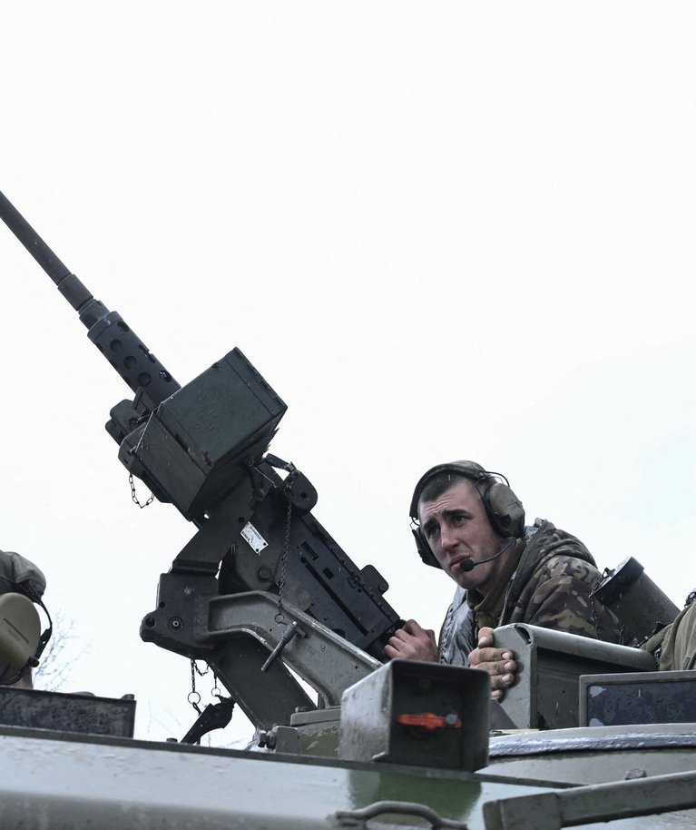 Ukraina sõjaväelased Donetskis soomustransportööris. Foto on tehtud 6. aprillil 2023.