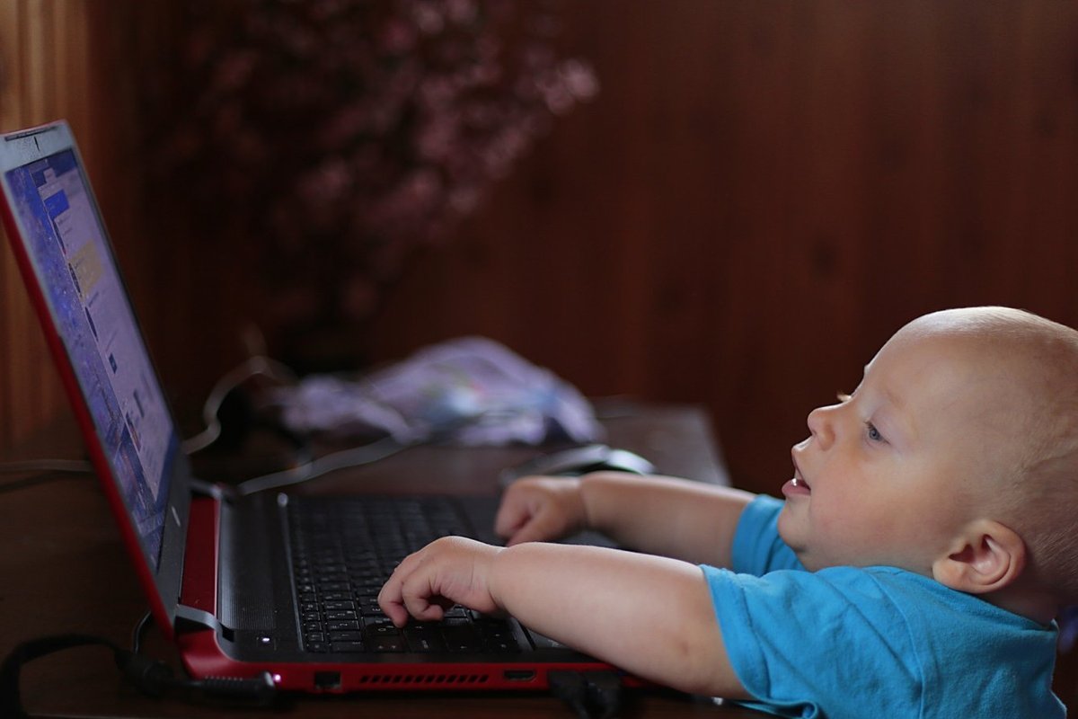 Без интернета плохо. Мальчик играет в компьютер. Малыш с ноутбук 4 года. Детям об интернете. Влияние гаджетов.