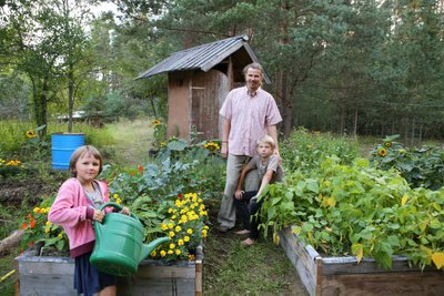 Köögiviljad kasvavad siin peres mahedalt ja süvapeenardel, mille all on oksad, et õhk saaks liikuda, siis veidi kompostikõdu ning mulda. Peenarde eest hoolitsevad ka lapsed Laura ja Jaano. 