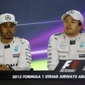 VIDEO: Hamilton ja Rosberg pandi pressikonverentsil piinlikku olukorda
