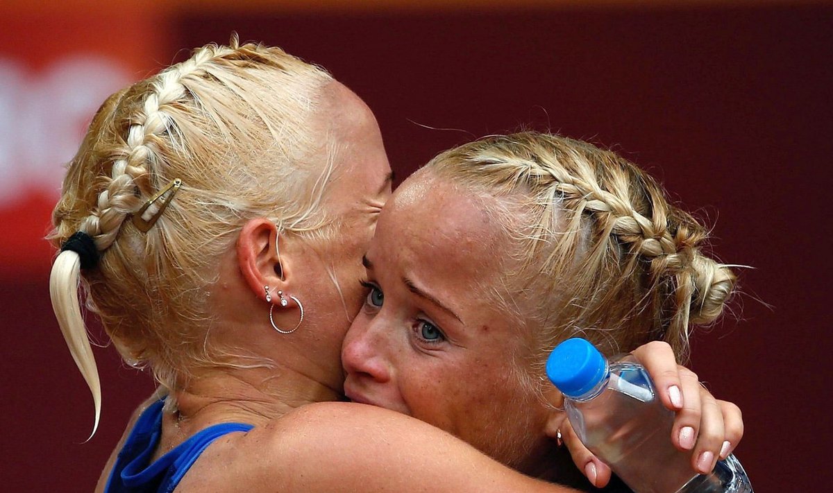 LIHTSALT ILUS PILT: Maratoniõed Liina ja Lily Luik rõõmustavad Pekingis Liina olümpiapääsme üle. Kui äravahetamiseni sarnased õed vahetustega jookseksid, siis oleks Eesti maailma parim maratonimaa!