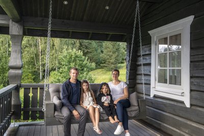 Kadi ja Tarvo Narusbek koos lastega sauna terrassil.