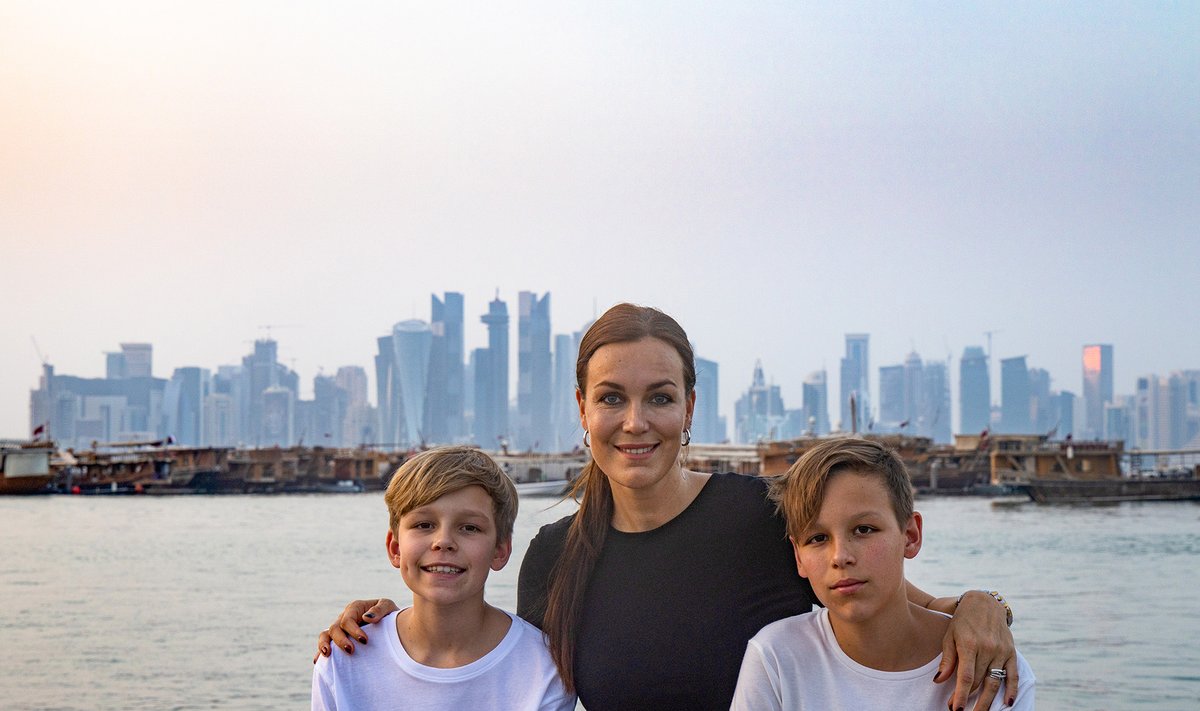 Piret koos Villemi ja Oliveriga Doha Corniche’i rannapromenaadil.
