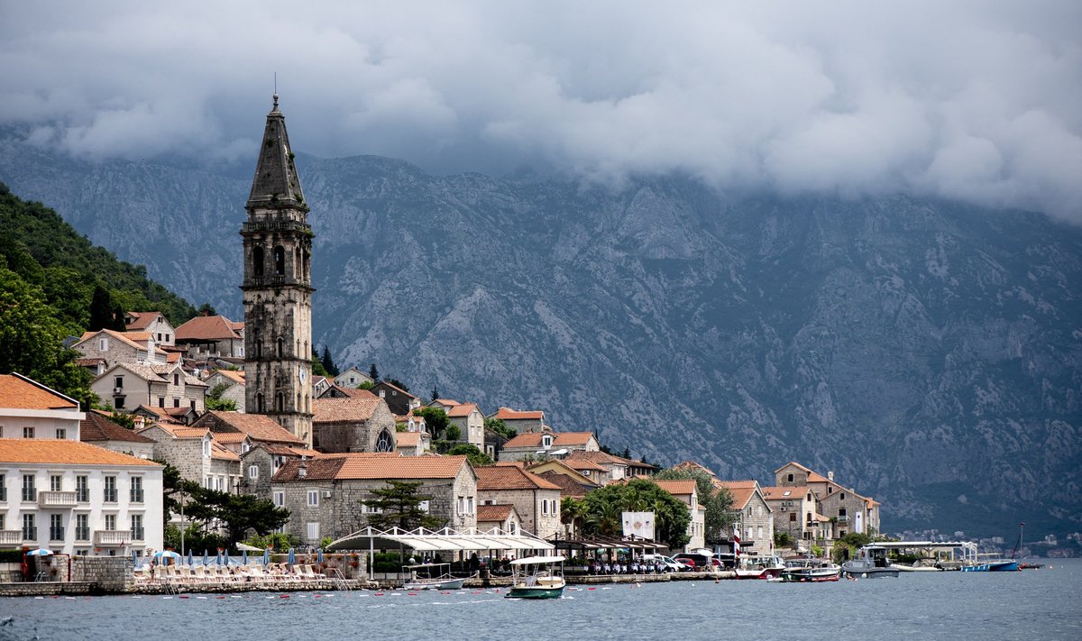 Budva on hea koht, kust sõita Montenegro kuulsate ja kaunite paikade avastusretkedele. Nende paikade hulka kuulub kindlasti pisike Perast, mis näibki ainult paleedest ja kirikutest koosnevat.