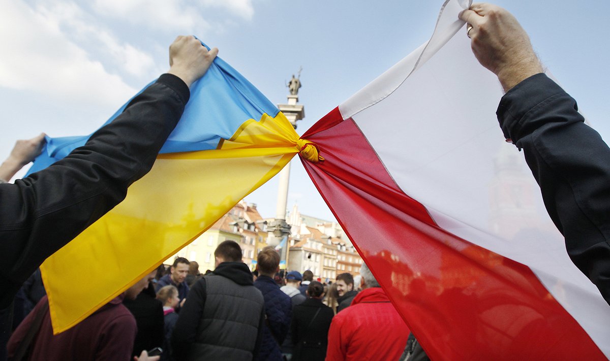Poola ja Ukraina lipud Vene agressiooni-vastasel meeleavaldusel