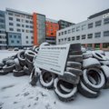 ФОТО: Несмотря на угрозы Померанца, куча шин до сих пор лежит в центре Таллинна