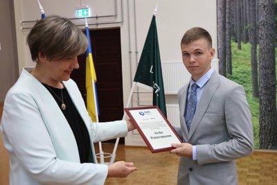 Tänavuse kutseõppija preemia pälvis Ardo Petersmann, kes lõpetas Luua Metsanduskoolis forvarderioperaatori eriala. Tunnusust annab kätte direktor Hana Zuba-Reinsalu.