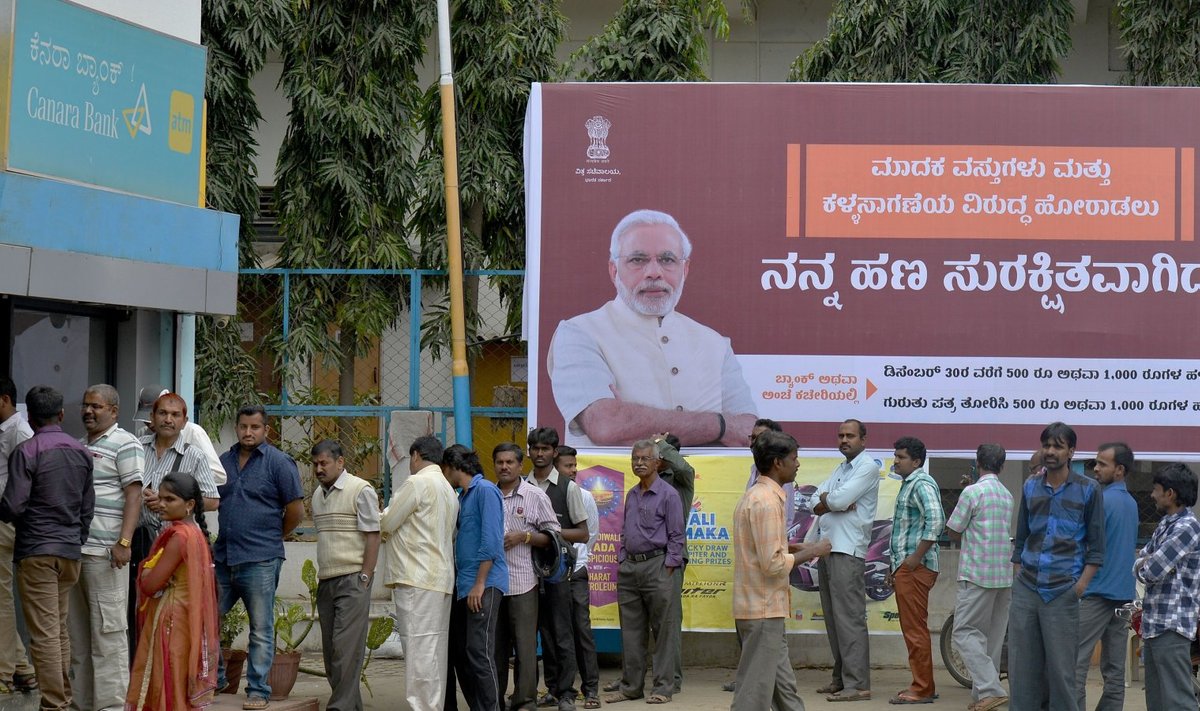Inimised püüavad täna Indias Bangalores võtta sularahaautomaadist sularaha välja