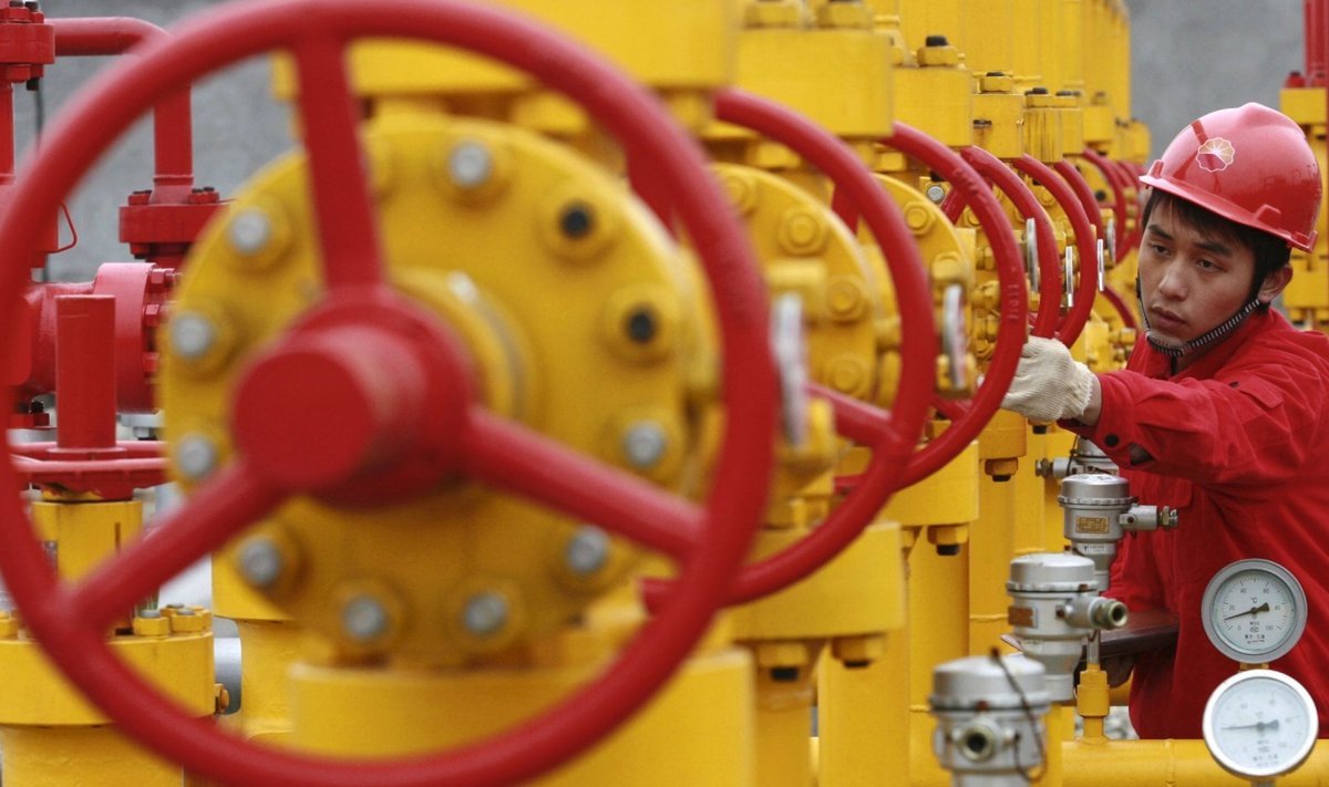 PetroChina töötaja kontrollib Hiinas Sichuani provintsis Guang ani lähistel naftajuhtme seisukorda. (Foto: REUTERS)