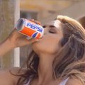 VIDEO: Kas sealt saidki paljud inimesed Pepsi-pisiku? Cindy Crawford tegi selle karastusjoogi reklaamiajaloo parima etteaste