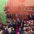 VIDEO | Albaania opositsioon võitleb parlamendis eelarve vastu suitsu ja tulega
