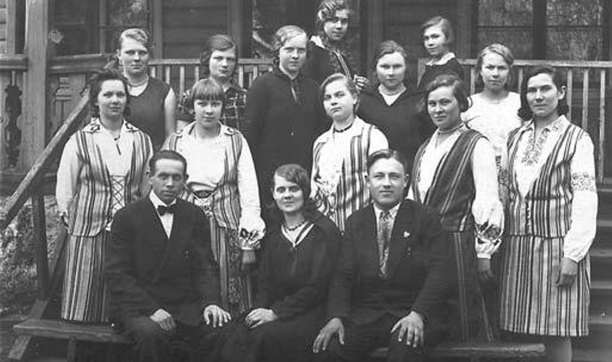 Eesti ajal tegutses Põlli mõisas täienduskool. Üks pilt sellest seltskonnast 1930ndatel
