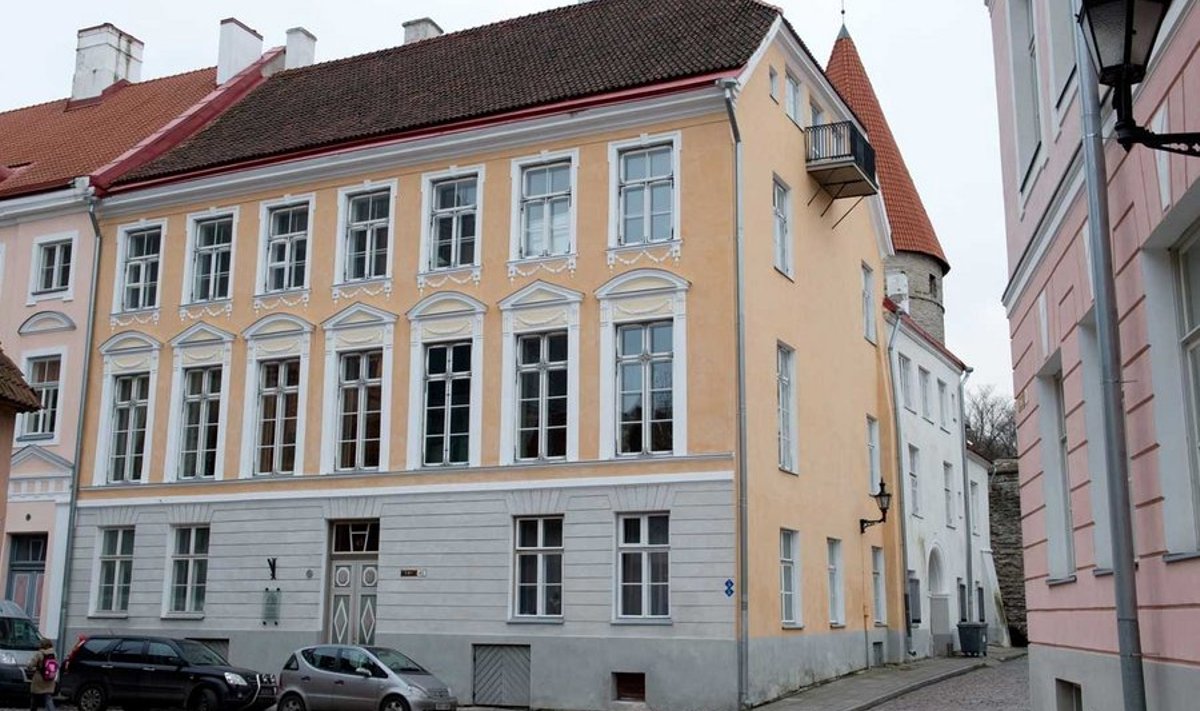 Selles Laial tänaval asuvas muinsuskaitsealuses majas on ühel üürnikul võimalik 70-ruutmeetrine korter linnalt välja osta vähem kui 100 000 euro eest.