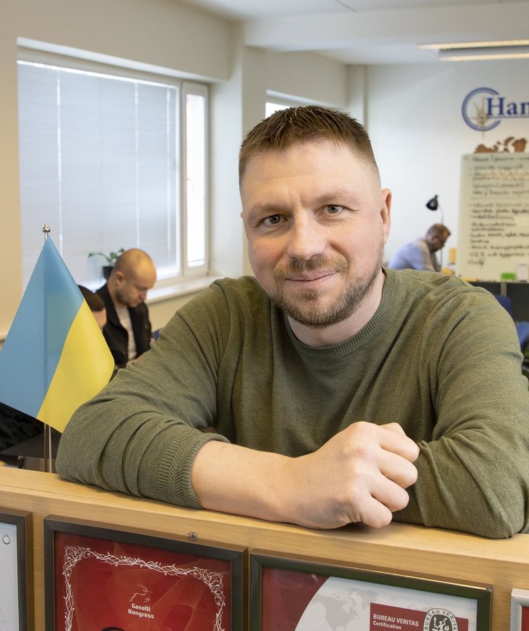 Пярнуская компания Hansavest организует вывоз родственников своих сотрудников из Украины. На переднем плане член правления Янек Сирг.