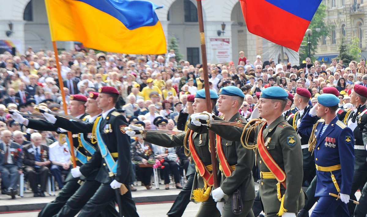 Ukrainian (L) and Russian (R) soldiers carry a national flags during a Victory Day parade in Kiev on May 9, 2010 to mark the 65th anniversary of the end of World War II. AFP PHOTO / GENYA SAVILOV