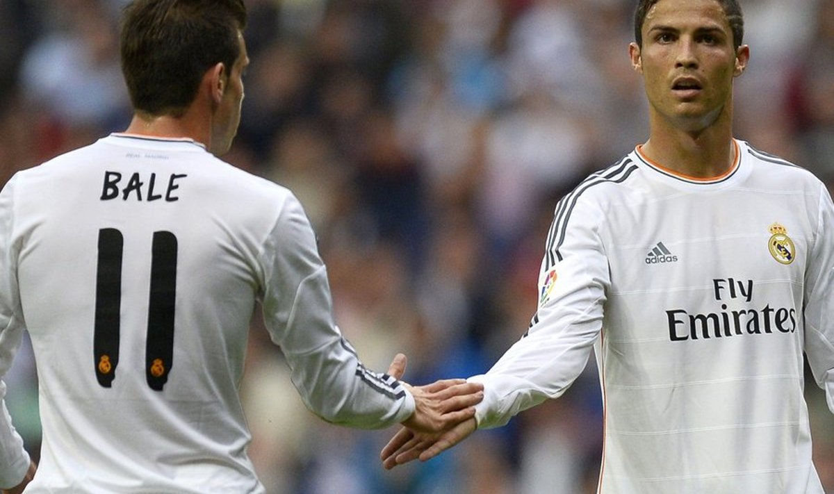 Gareth Bale ja Cristiano Ronaldo teineteist tänamas.