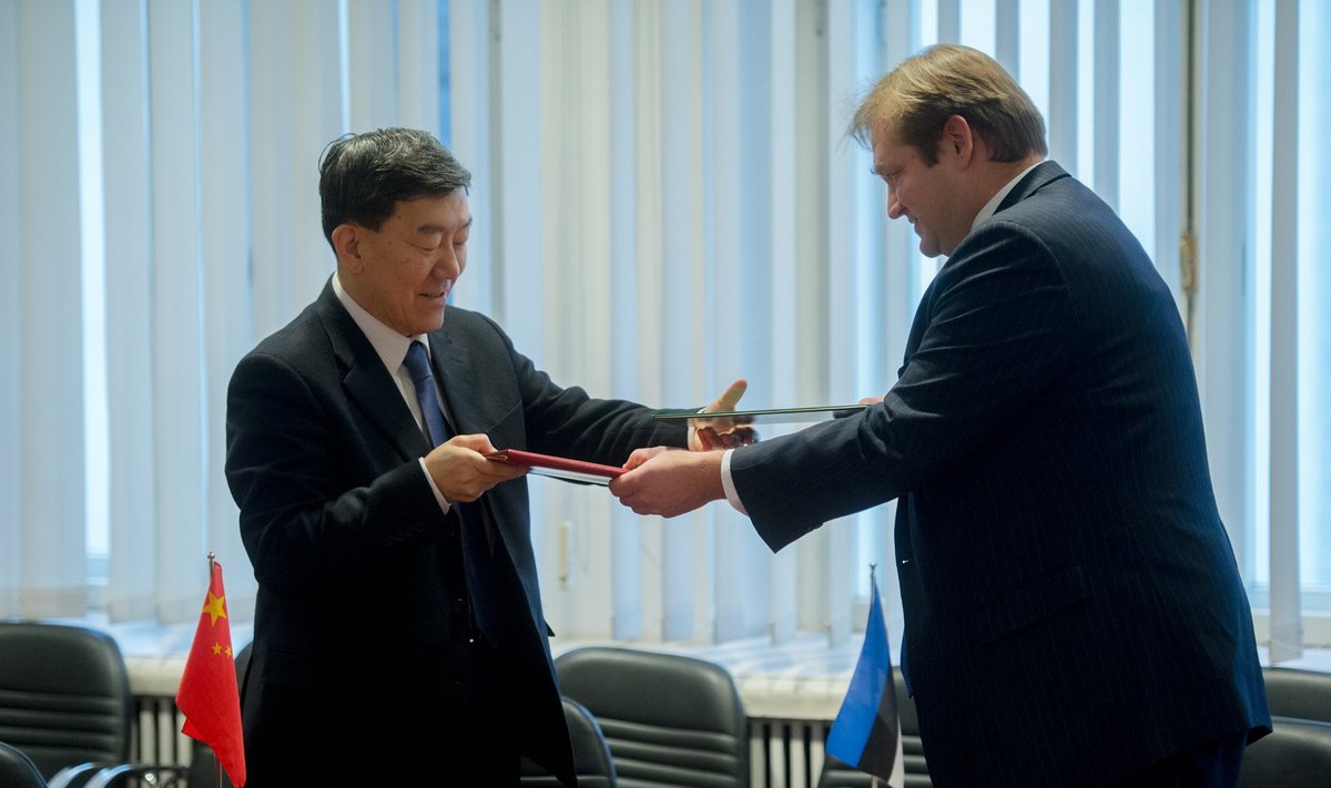 Hiina asepõllumajandusminister Niu Dun ja Eesti põllumajandusminister  Ivari padar sõlmisid välklampide sähvides koostööleppe.